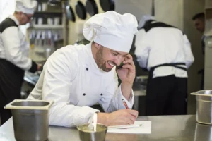 photo-representant-un-chef-dans-une-cuisine-de-restaurant