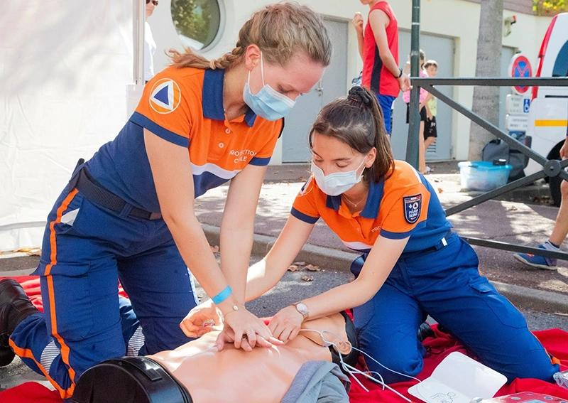 photo-illustrant-un-secouriste-pratiquant-les-gestes-de-premiers-secours-ici-un-massage-cardiaque-sur-un-mannequin
