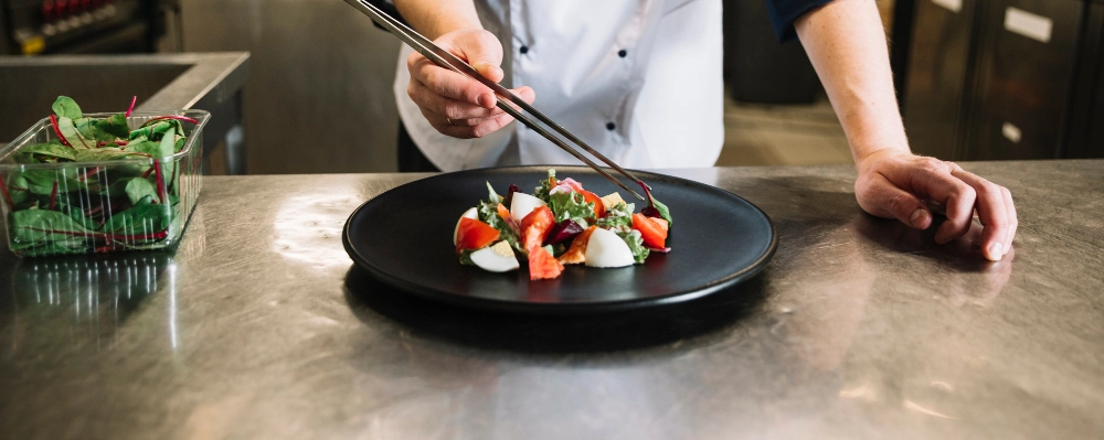photo-illustrant-un-chef-restaurateur-en-train-de-dresser-une-assiette