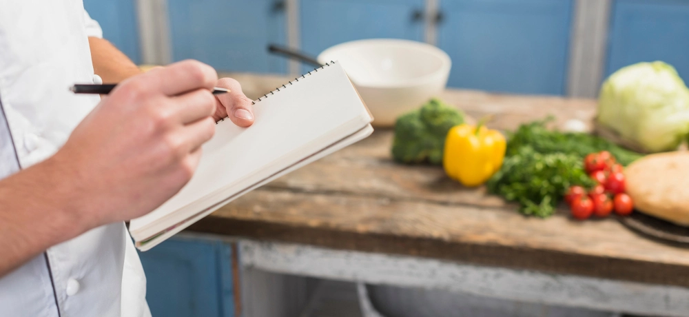 photo-illustrant-un-membre-de-personnel-de-cuisine-avec-un-plan-de-maitrise-sanitaire