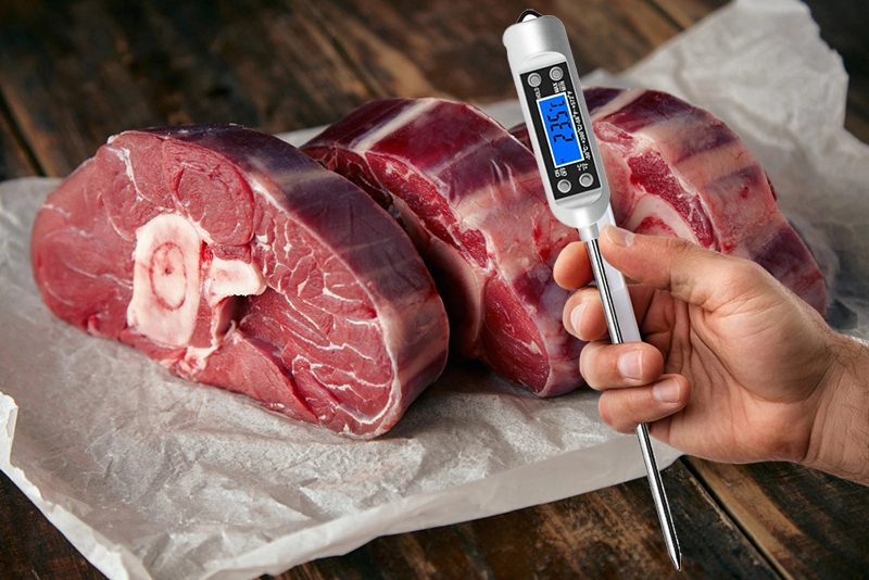 photo-illustrant-une-personne-prenant-la-temperature-de-pieces-de-viande-dans-respect-des-regles-d-hygiene-haccp