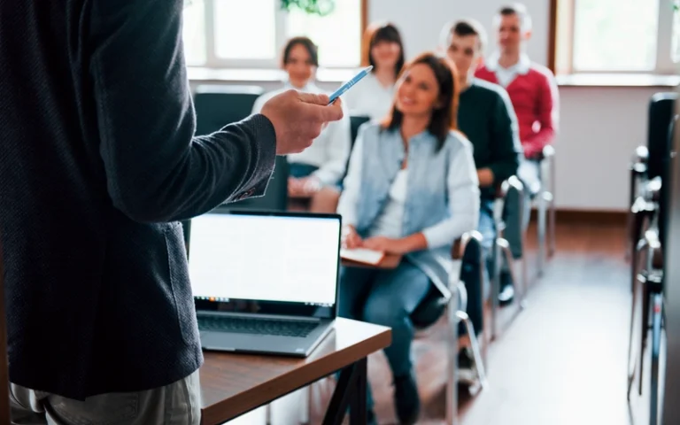 Formateur présentant une formation HACCP devant un public de restaurateurs