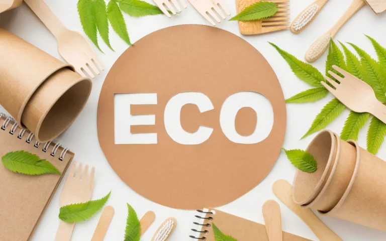 Table avec un signe eco et des couverts pour symboliser le zero gaspillage