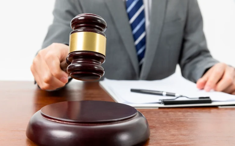 Personne donnant un coup de marteau avec le marteau de la justice